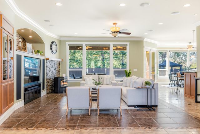 12600 Autumn Oaks Lane, Redding, CA 96003