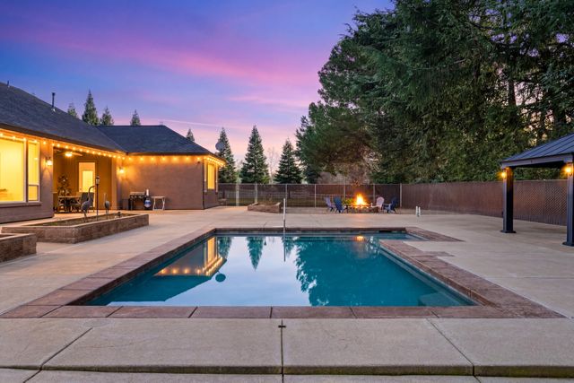12600 Autumn Oaks Lane, Redding, CA 96003