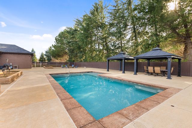 12600 Autumn Oaks Lane, Redding, CA 96003