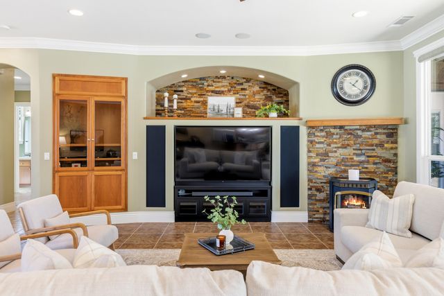 12600 Autumn Oaks Lane, Redding, CA 96003