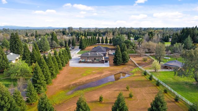 12600 Autumn Oaks Lane, Redding, CA 96003