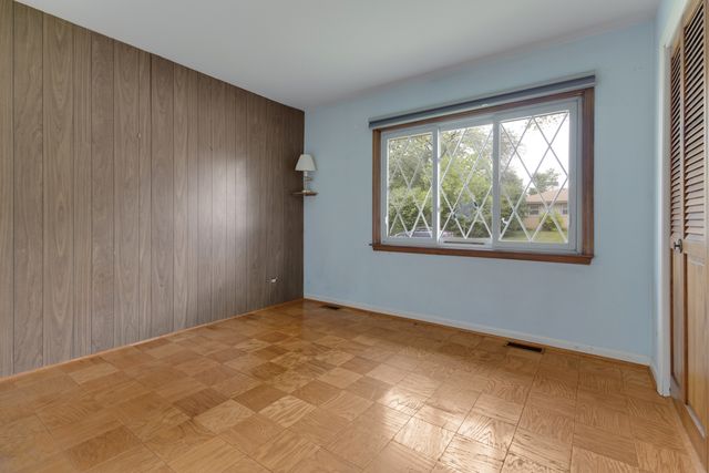 534 Grosvener Lane, Elk Grove Village, IL 60007