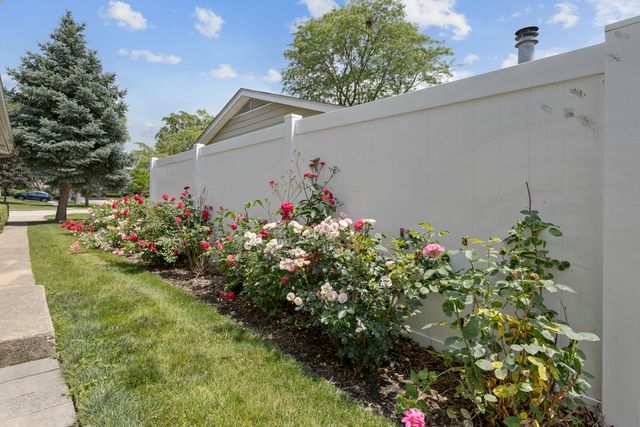 534 Grosvener Lane, Elk Grove Village, IL 60007