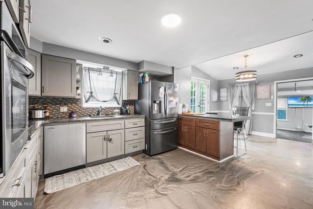 65 HICKSTOWN RD, Sicklerville, NJ 08081