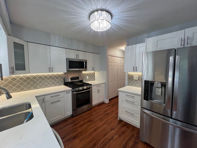641 Surfside Point 641, Schaumburg, IL 60194