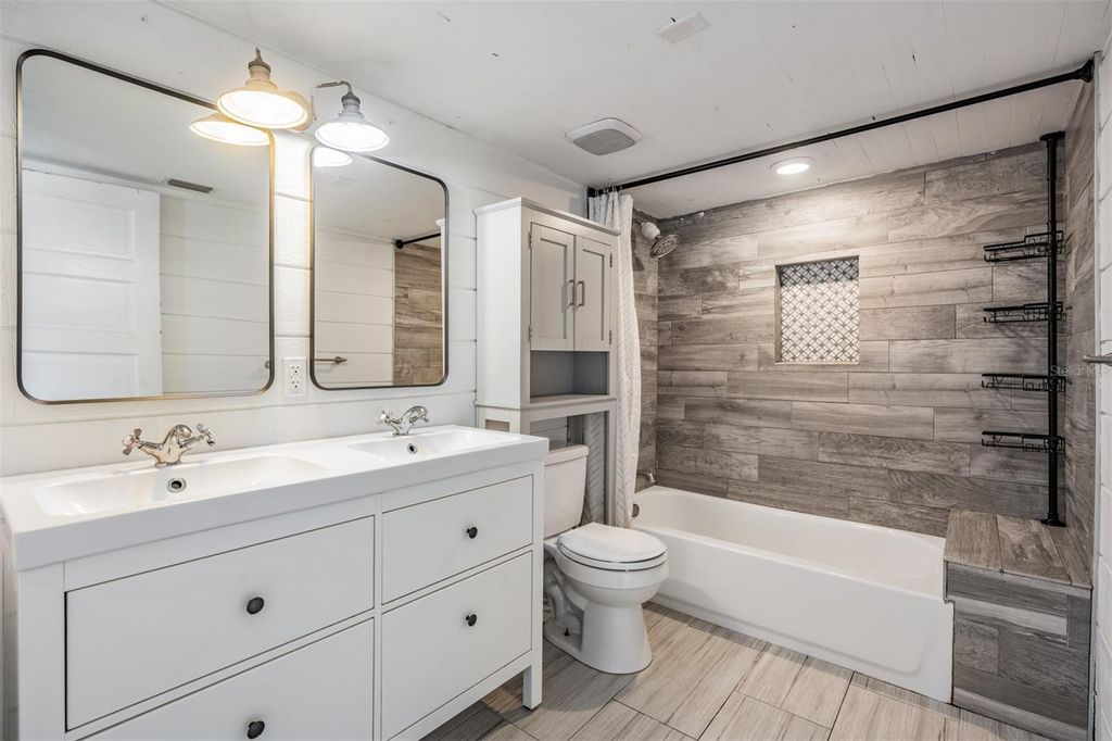 Image 30 of property listing at 4109 N SEMINOLE AVENUE, Tampa, FL 33603