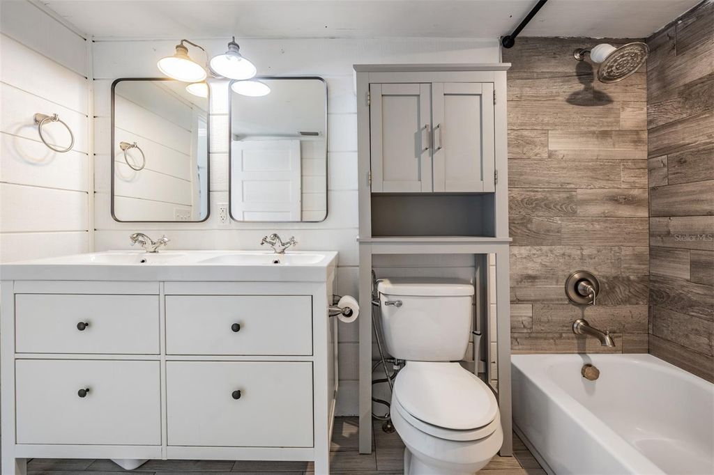 Image 31 of property listing at 4109 N SEMINOLE AVENUE, Tampa, FL 33603