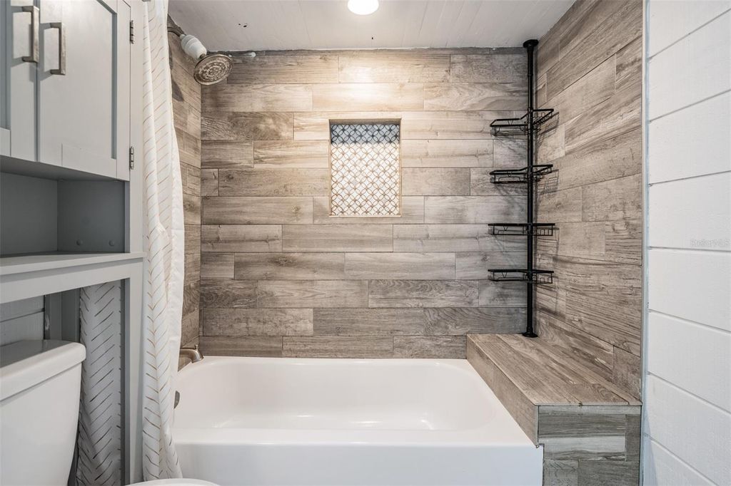 Image 32 of property listing at 4109 N SEMINOLE AVENUE, Tampa, FL 33603