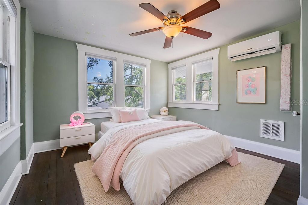 Image 36 of property listing at 4109 N SEMINOLE AVENUE, Tampa, FL 33603