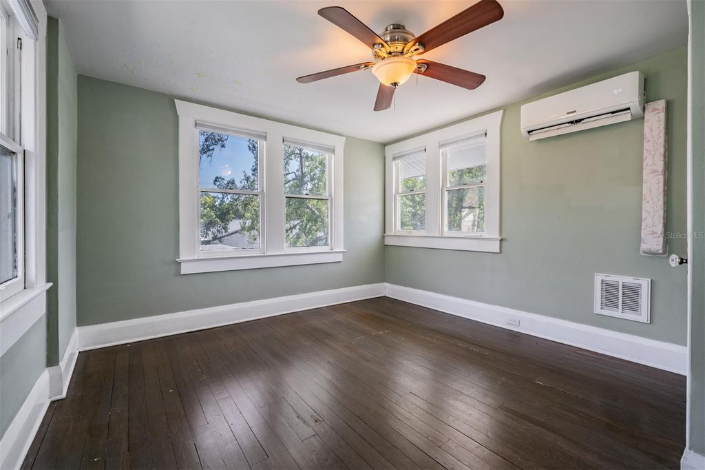 Image 37 of property listing at 4109 N SEMINOLE AVENUE, Tampa, FL 33603