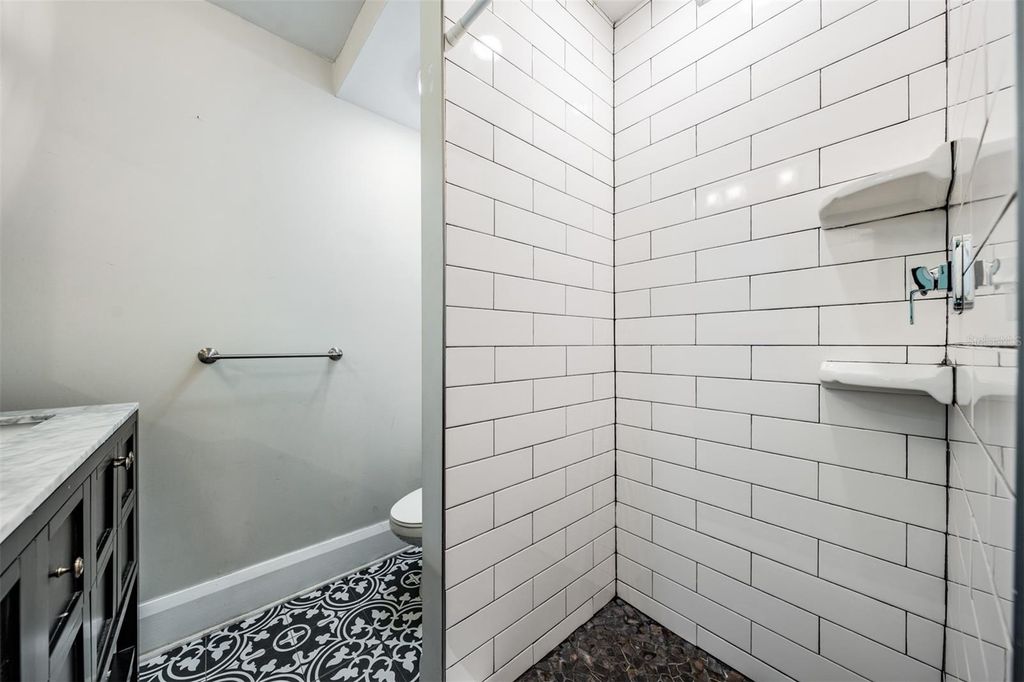 Image 40 of property listing at 4109 N SEMINOLE AVENUE, Tampa, FL 33603