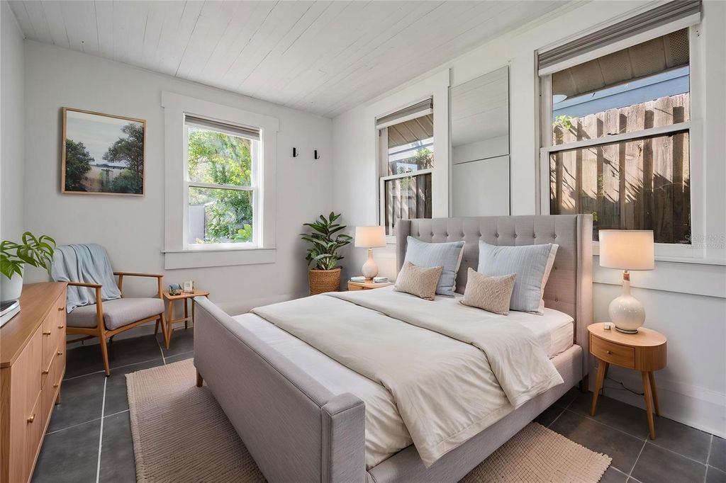 Image 49 of property listing at 4109 N SEMINOLE AVENUE, Tampa, FL 33603