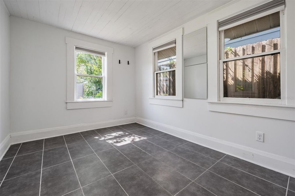 Image 50 of property listing at 4109 N SEMINOLE AVENUE, Tampa, FL 33603