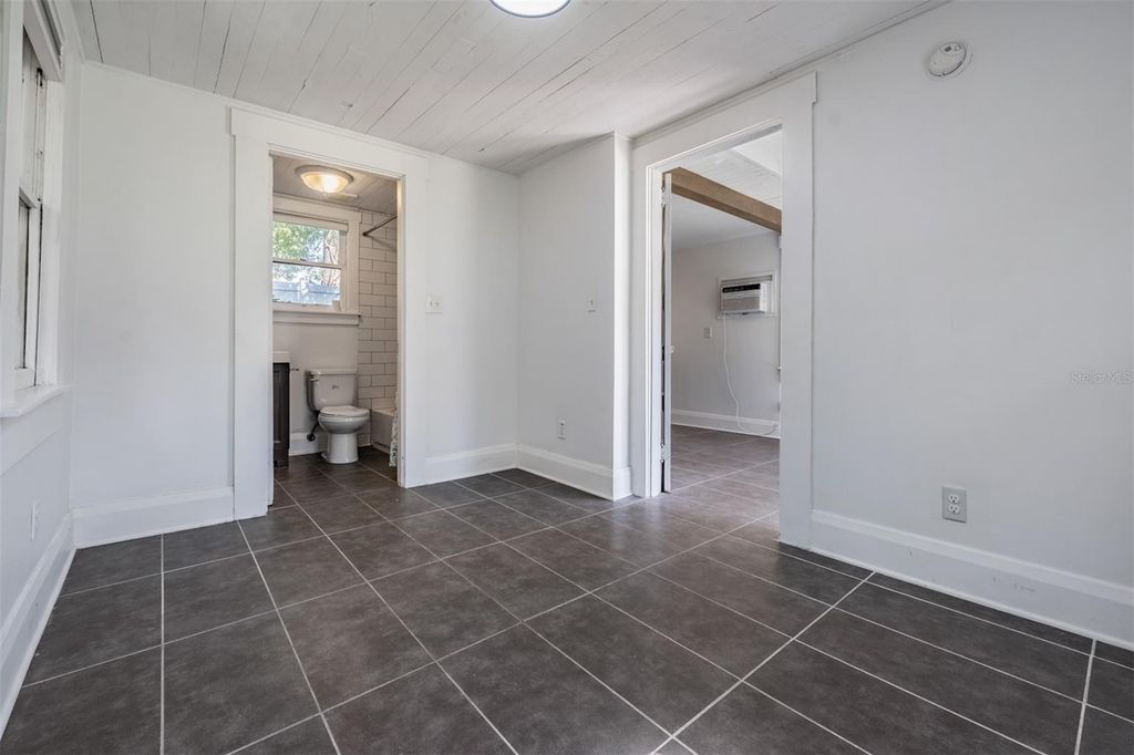 Image 51 of property listing at 4109 N SEMINOLE AVENUE, Tampa, FL 33603