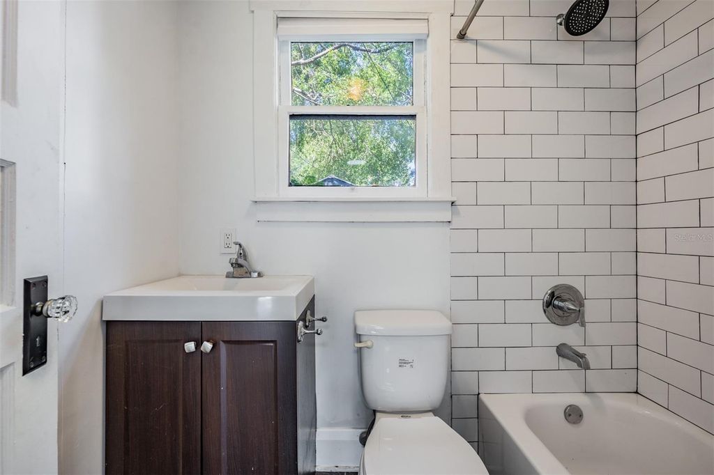 Image 52 of property listing at 4109 N SEMINOLE AVENUE, Tampa, FL 33603