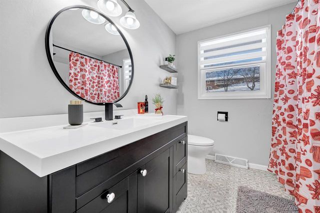 815 HILLCREST HEIGHTS, Green Bay, WI 54313