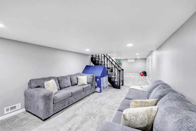 815 HILLCREST HEIGHTS, Green Bay, WI 54313