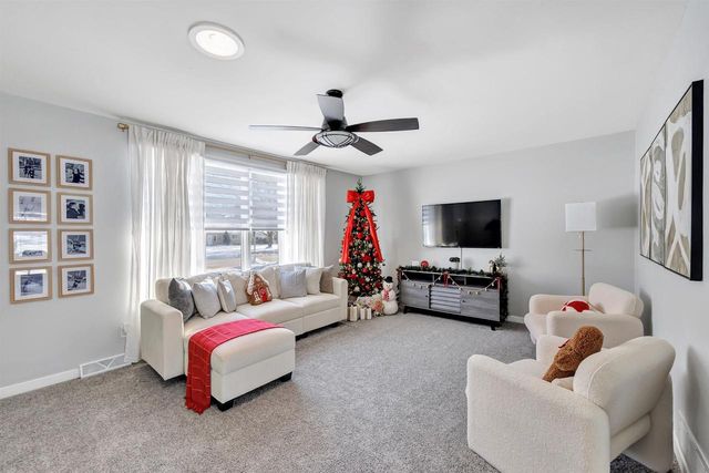 815 HILLCREST HEIGHTS, Green Bay, WI 54313