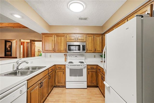 13821 W 58th Terrace 1, Shawnee, KS 66216