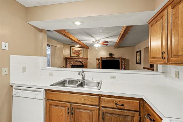 13821 W 58th Terrace 1, Shawnee, KS 66216