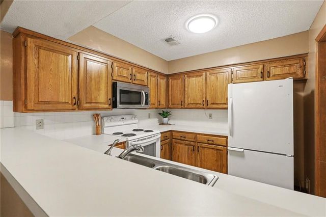 13821 W 58th Terrace 1, Shawnee, KS 66216