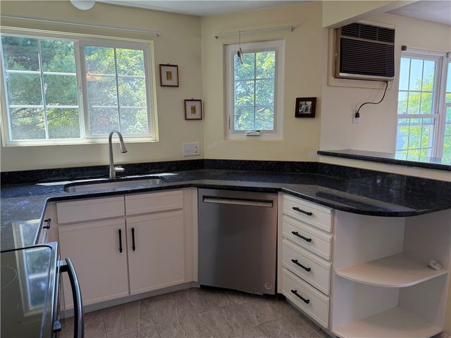 29 Swan Court, North Providence, RI 02904