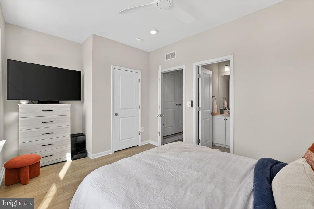 Image 24 of property listing at 1017 VILLAGE CLUB ALY, Montgomery Village, MD 20886