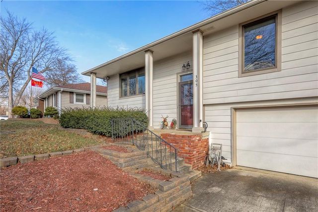 305 SW Marion Lane, Lee's Summit, MO 64081