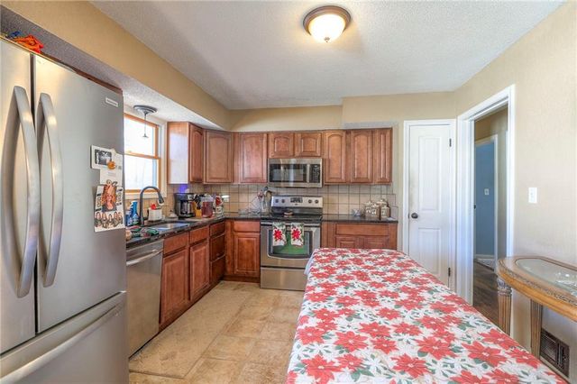 305 SW Marion Lane, Lee's Summit, MO 64081