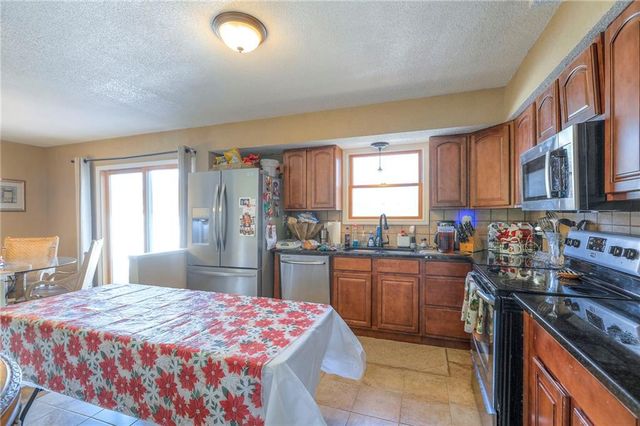 305 SW Marion Lane, Lee's Summit, MO 64081