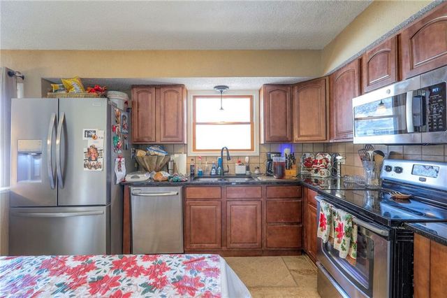 305 SW Marion Lane, Lee's Summit, MO 64081