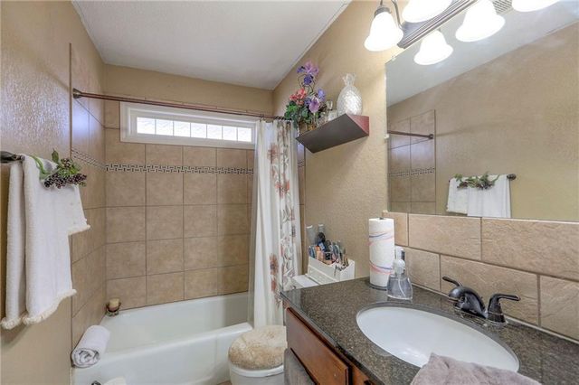 305 SW Marion Lane, Lee's Summit, MO 64081