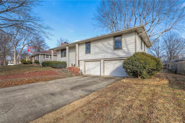 305 SW Marion Lane, Lee's Summit, MO 64081