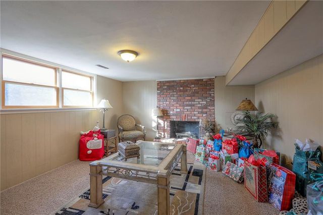 305 SW Marion Lane, Lee's Summit, MO 64081