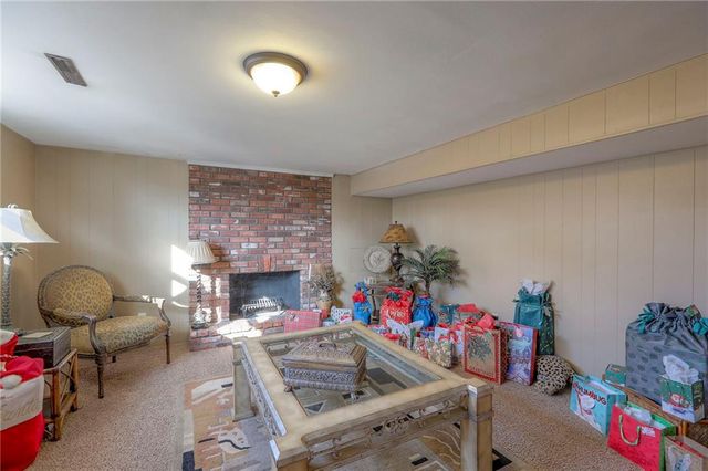 305 SW Marion Lane, Lee's Summit, MO 64081