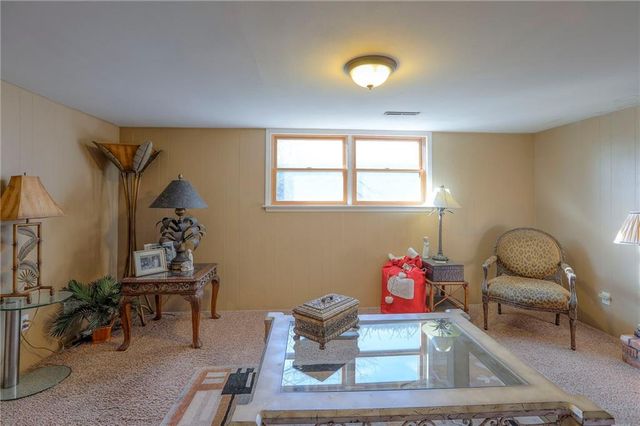 305 SW Marion Lane, Lee's Summit, MO 64081