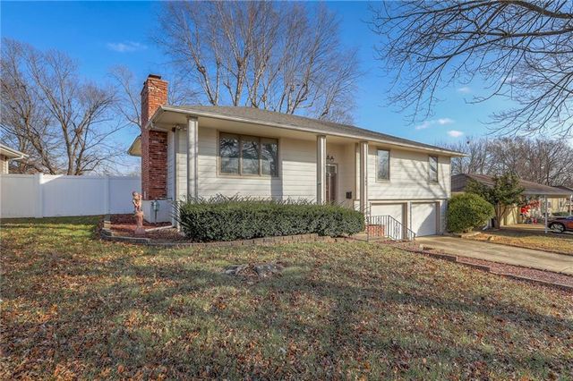 305 SW Marion Lane, Lee's Summit, MO 64081