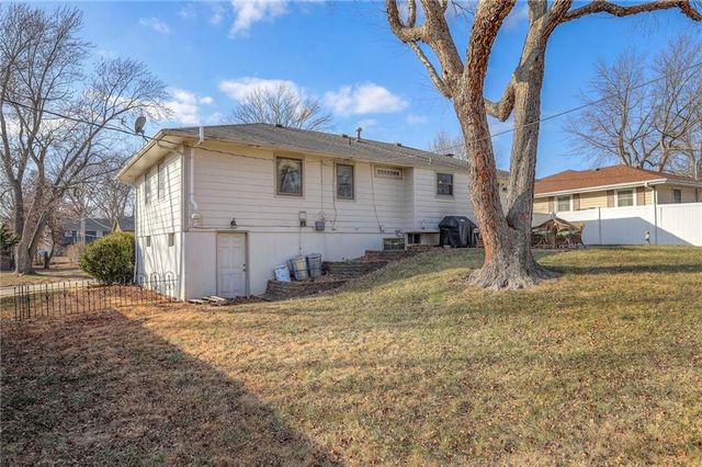 305 SW Marion Lane, Lee's Summit, MO 64081