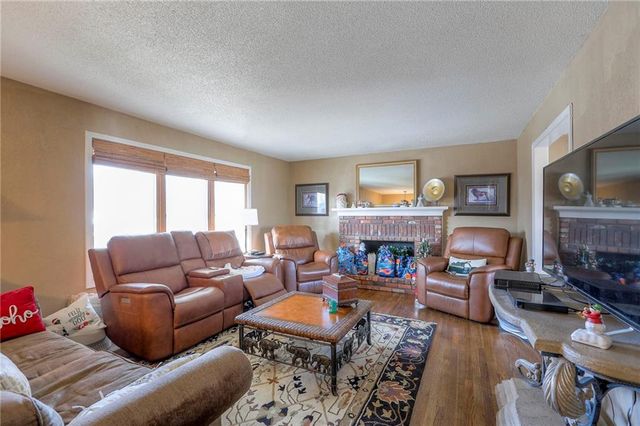 305 SW Marion Lane, Lee's Summit, MO 64081