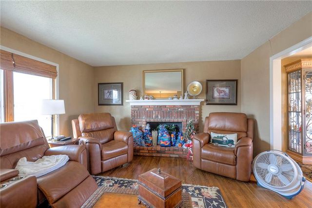 305 SW Marion Lane, Lee's Summit, MO 64081