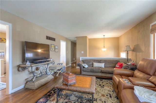 305 SW Marion Lane, Lee's Summit, MO 64081