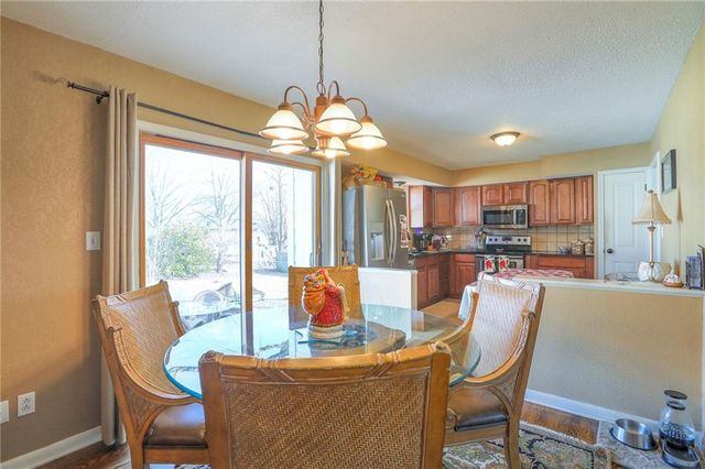 305 SW Marion Lane, Lee's Summit, MO 64081