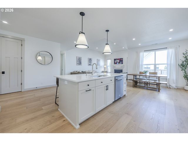 32767 COBURG CREEK Dr, Coburg, OR 97408