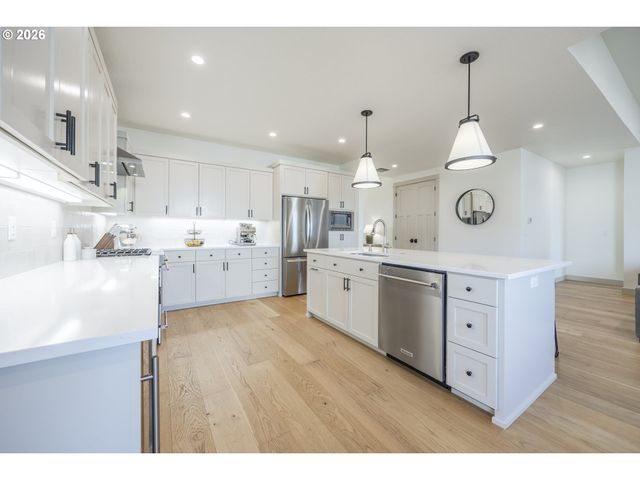 32767 COBURG CREEK Dr, Coburg, OR 97408