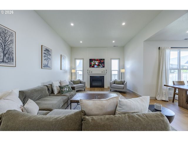 32767 COBURG CREEK Dr, Coburg, OR 97408