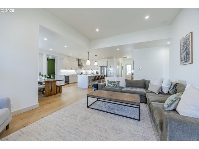 32767 COBURG CREEK Dr, Coburg, OR 97408