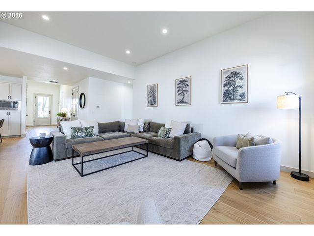 32767 COBURG CREEK Dr, Coburg, OR 97408