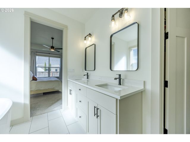 32767 COBURG CREEK Dr, Coburg, OR 97408