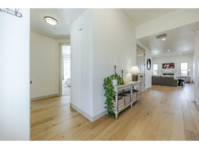 32767 COBURG CREEK Dr, Coburg, OR 97408