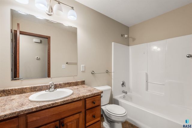115 Emmett Trl, Harrisburg, SD 57032